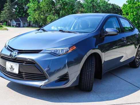 Used 2017 Toyota Corolla LE w/ Carpet Mat Package (TMS) FWD image 3