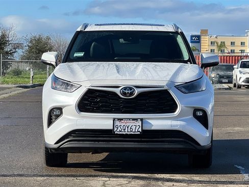 Certified 2025 Toyota Highlander XLE image 11