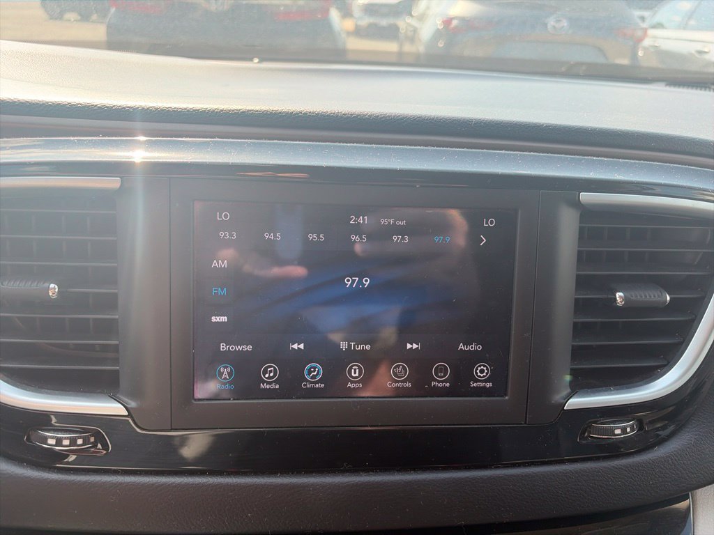 Used 2018 Chrysler Pacifica Touring-L FWD image 21