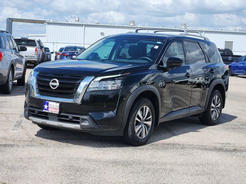 Certified 2024 Nissan Pathfinder SL FWD image 2