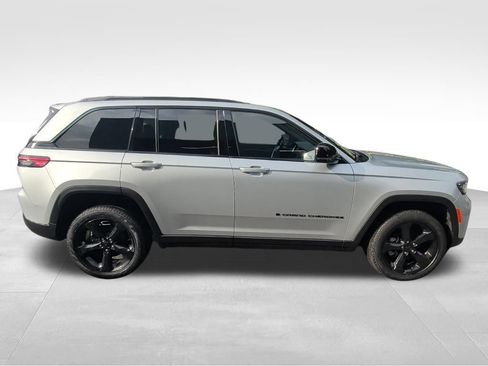 Used 2024 Jeep Grand Cherokee Limited w/ Black Appearance Package AWD/4WD image 6