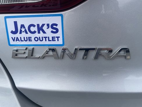 Used 2017 Hyundai Elantra SE w/ SE A/T Tech Package 03 FWD image 6