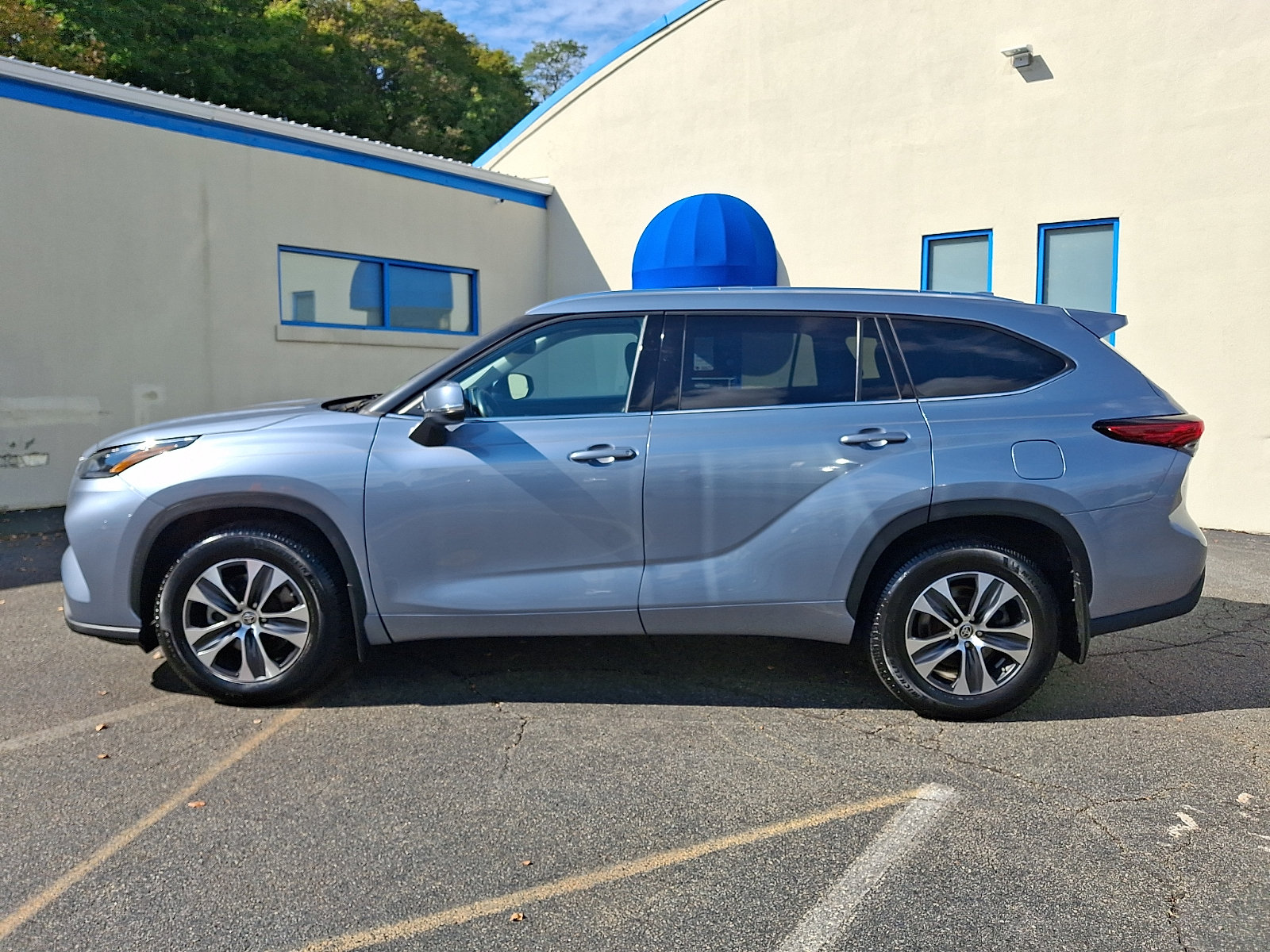 Used 2021 Toyota Highlander XLE AWD/4WD image 7