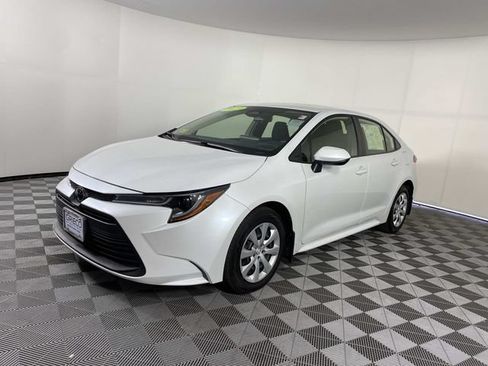 Used 2023 Toyota Corolla LE w/ Carpet Mat Package (TMS) FWD image 4
