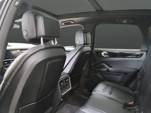 Used 2023 Porsche Cayenne w/ Premium Package AWD/4WD image 30