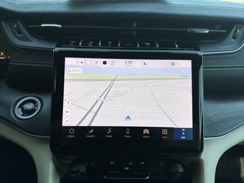 Used 2024 Jeep Grand Cherokee Limited w/ Luxury Tech Group II image 24