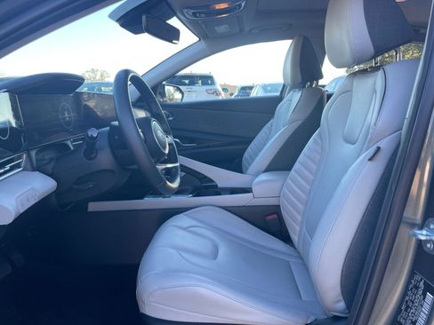 Used 2025 Hyundai Elantra Limited image 27