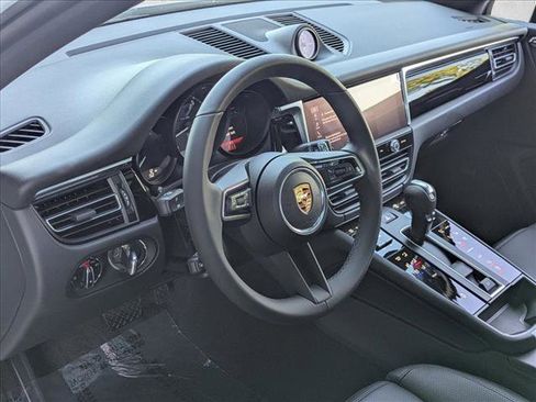 Certified 2025 Porsche Macan image 4