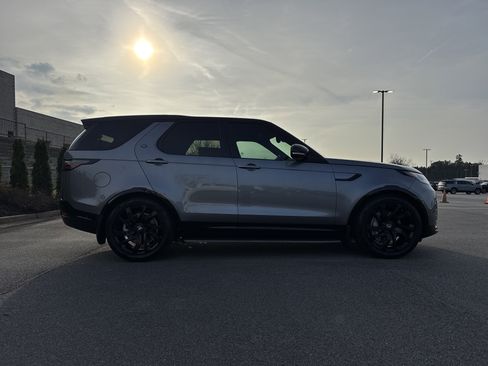 Used 2023 Land Rover Discovery S R-Dynamic image 11