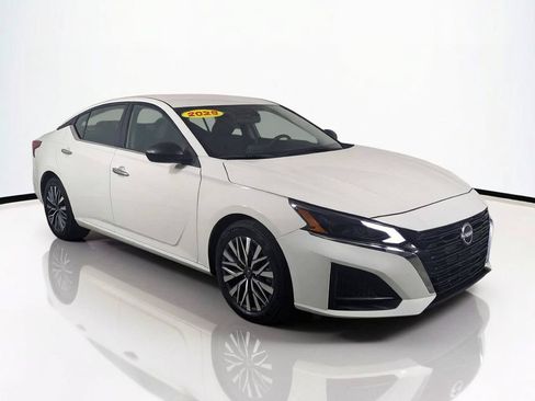 Used 2025 Nissan Altima 2.5 SV FWD image 2