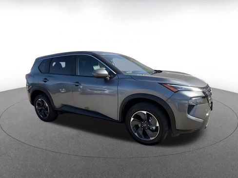 Used 2025 Nissan Rogue SV image 2