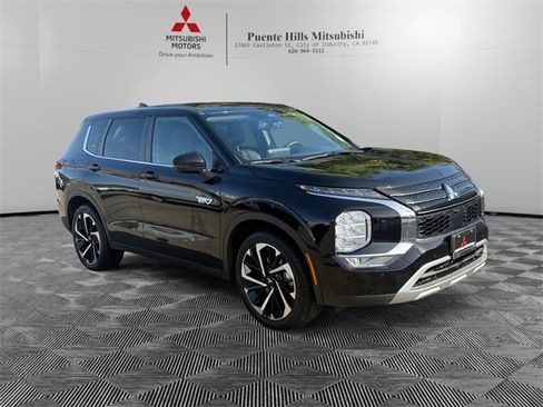 Used 2023 Mitsubishi Outlander SE image 3