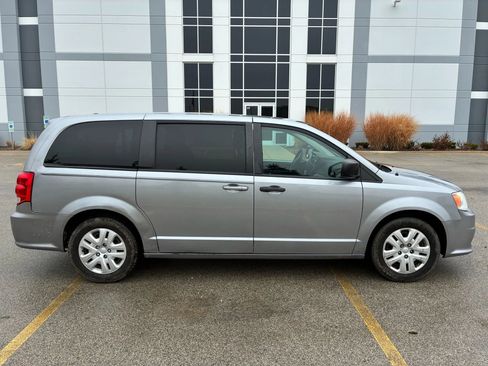 Used 2019 Dodge Grand Caravan SE w/ UConnect Hands-Free Group image 4