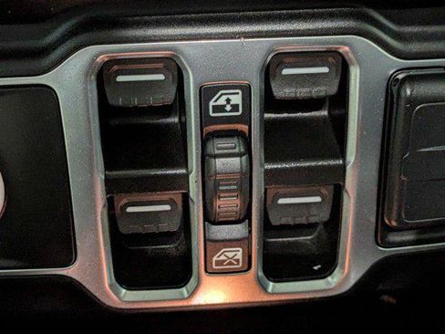 Certified 2023 Jeep Gladiator Sport AWD/4WD image 21