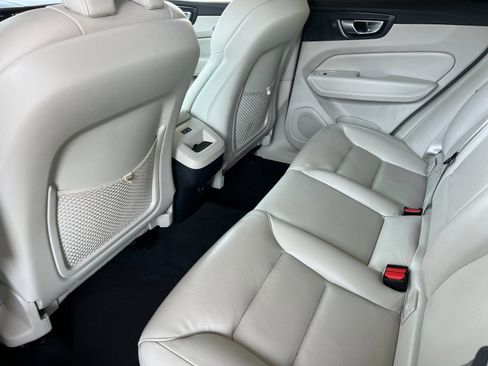 Used 2023 Volvo XC60 B5 Plus image 11