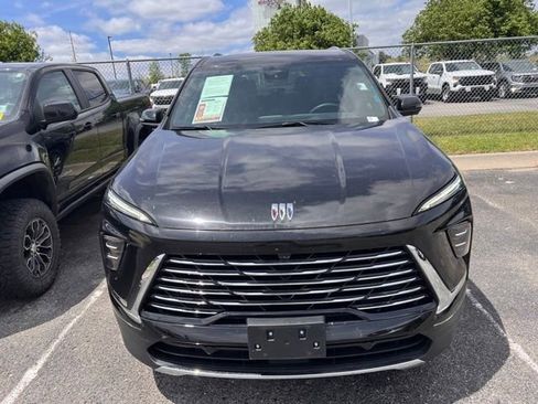 Used 2025 Buick Enclave Preferred AWD/4WD image 2