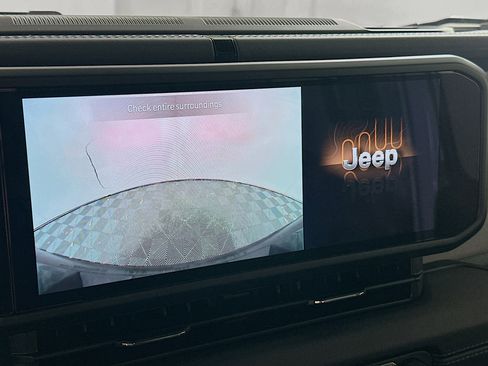 Used 2025 Jeep Wrangler Sahara image 22