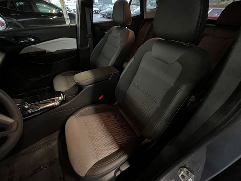 Used 2025 Chevrolet Trax LT image 36