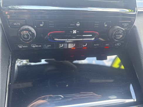 Used 2021 Jeep Grand Cherokee L Laredo image 25