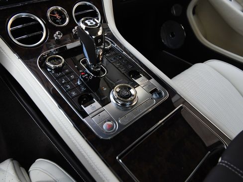 Used 2024 Bentley Continental GT image 17