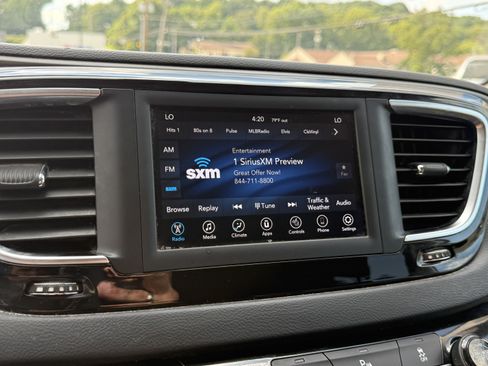 Used 2020 Chrysler Pacifica Touring-L FWD image 19