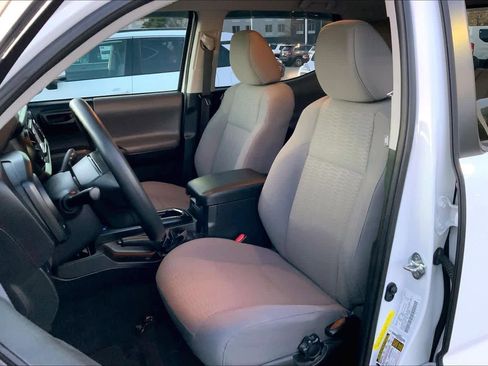 Used 2018 Toyota Tacoma SR image 7