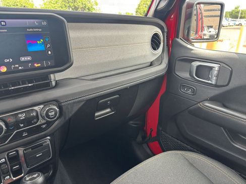 Used 2025 Jeep Wrangler Sahara image 35