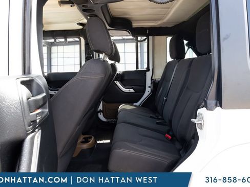 Used 2017 Jeep Wrangler Unlimited Sahara w/ Connectivity Group AWD/4WD image 15