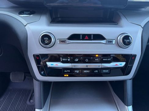 Used 2023 Ford Explorer XLT w/ Equipment Group 202A AWD/4WD image 34