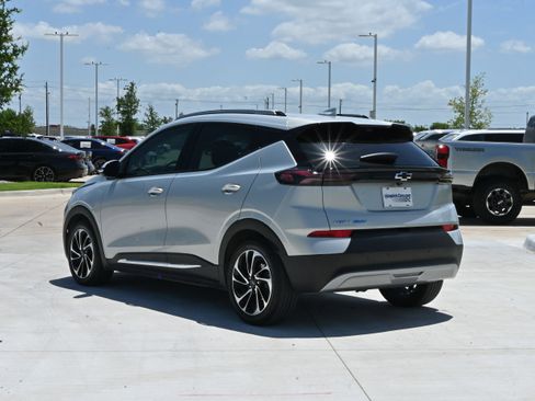 Used 2023 Chevrolet Bolt EUV Premier w/ Sun & Sound Package FWD image 7