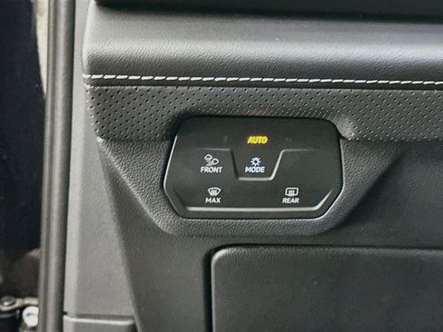 Used 2025 Volkswagen Atlas SE AWD/4WD image 17