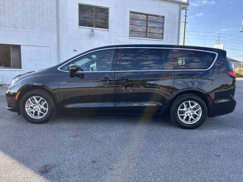 Used 2025 Chrysler Pacifica Select FWD image 4