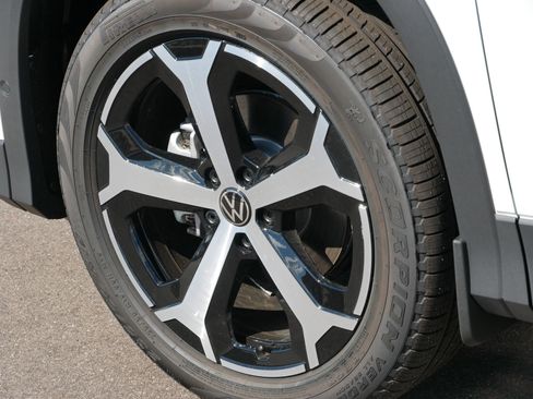 New 2025 Volkswagen Tiguan SE image 3