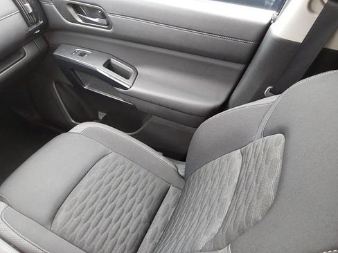 Used 2025 Nissan Pathfinder SV AWD/4WD image 39