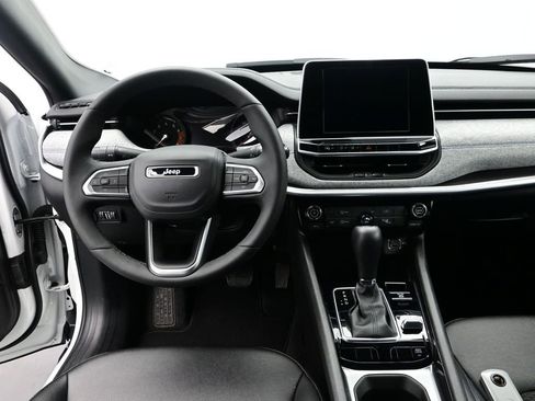 Used 2025 Jeep Compass Latitude AWD/4WD image 16