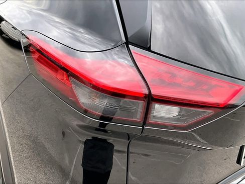 Used 2023 Nissan Rogue SV image 28