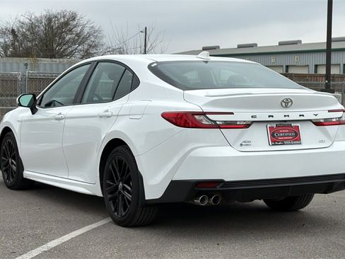 Used 2025 Toyota Camry SE image 3