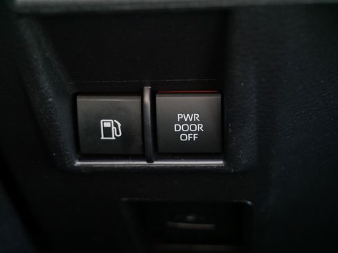 Certified 2025 Toyota Sienna LE image 26