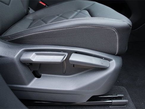 Certified 2025 Volkswagen Atlas SE image 29