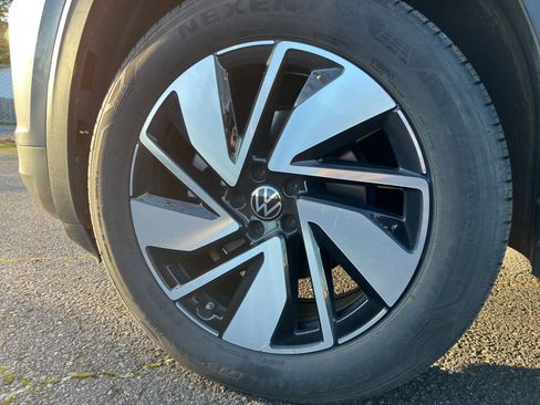 Used 2025 Volkswagen Atlas SE image 34