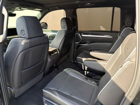 Used 2025 Cadillac Escalade ESV Premium Luxury RWD image 9