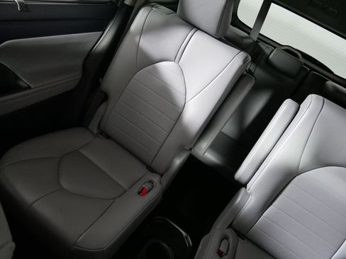 Used 2021 Toyota Highlander XLE image 12