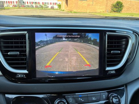 Used 2025 Chrysler Pacifica Select FWD image 20