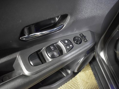 Used 2021 Nissan Kicks SV image 8