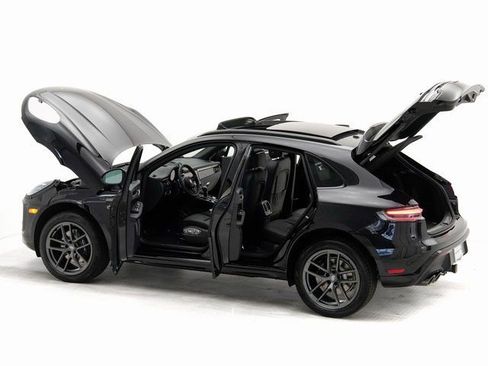 Certified 2025 Porsche Macan image 38