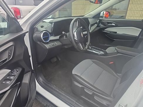 Used 2025 Chevrolet Trax LT w/ LT Convenience Package image 6