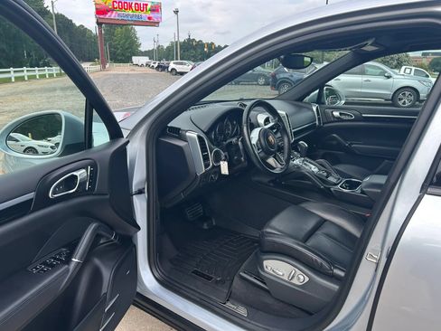 Used 2017 Porsche Cayenne AWD/4WD image 10