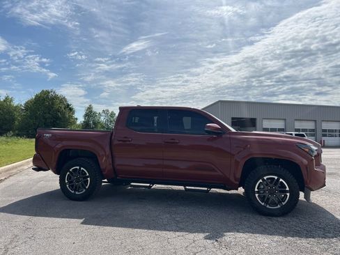 Used 2025 Toyota Tacoma TRD Sport w/ TRD Sport Premium Package AWD/4WD image 4