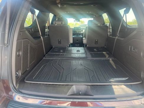 Used 2023 Chevrolet Suburban LT w/ Luxury Package RWD image 8