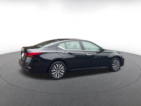Used 2025 Nissan Altima 2.5 SV FWD image 15